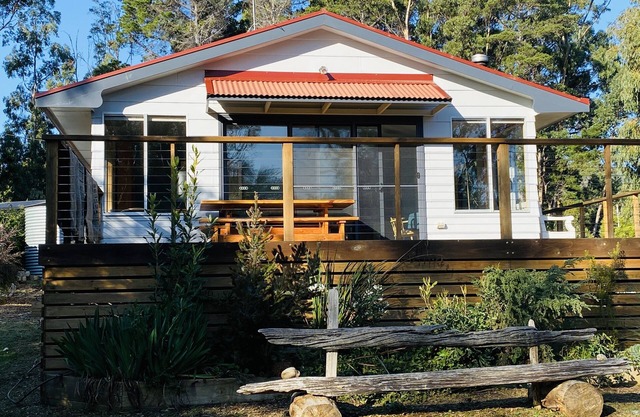 Fully Fenced Home on Bruny Island, Wrap Around Decks, 20m to Water on 3 Sides
