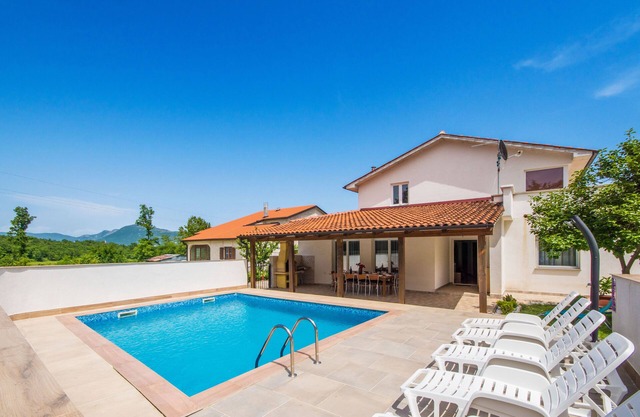 Totalmente vallada villa con piscina privada.