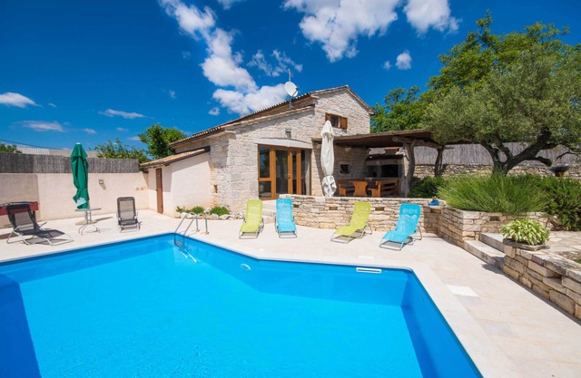 Totalmente vallada, piscina privada, aire acondicionado, admite mascotas