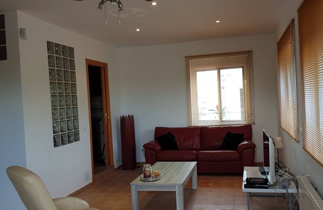 Apartamento totalmente amueblado en una tranquila zona residencial en una zona montañosa con vistas a Málaga.