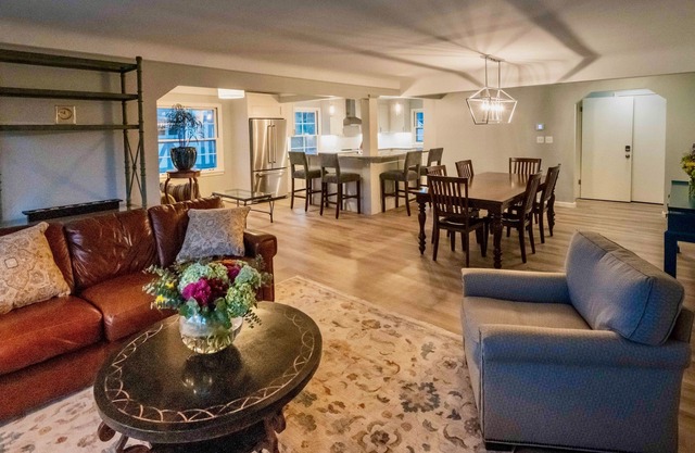 Fully-furnished rental in Grosse Pointe. Great for weddings and extended stays.