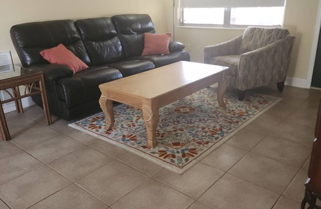 Fully furnished 2-bed/ 1Bath house near hospitals and beaches/newly updated