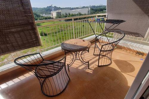 Fully furnished 2 BHK apt with smart TV, AC &more