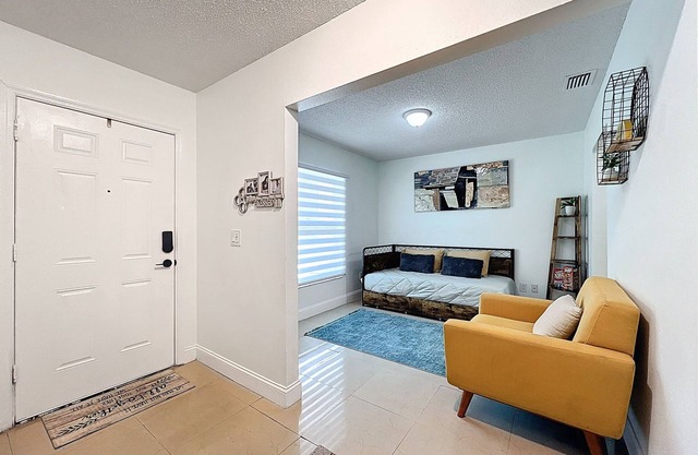 Fully Furnished 4BR Home w/A/C Wi-Fi, Free Parking – Quiet Near Tampa