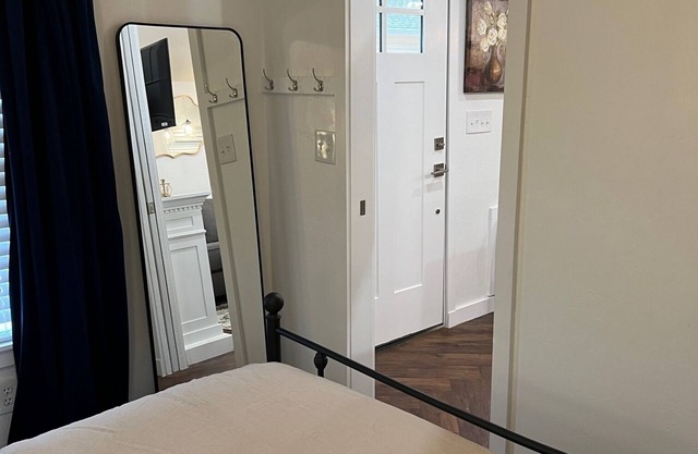 Fully Furnished backyard cottage, close to Children's Center