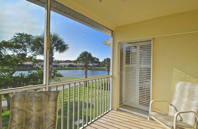 Fully Furnished Condo in Golf & Tennis Country Club 10 min to Siesta Key Beach!