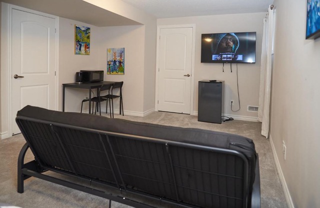 Fully Furnished En-Suite Basement