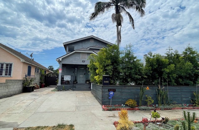 Fully Furnished Huge House in LA with Hot Tub/ AC/WiFi /Washer/Dryer/BBQ/Parking