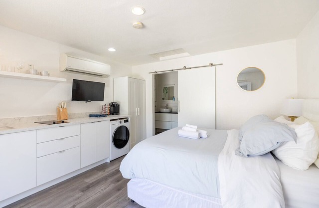 Fully Furnished Studio in East Sac / Steps Away from Several Hospitals