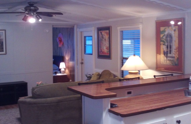 Fully Furnished, newly renovated 2/1.5 mobile home in quiet, well kept community