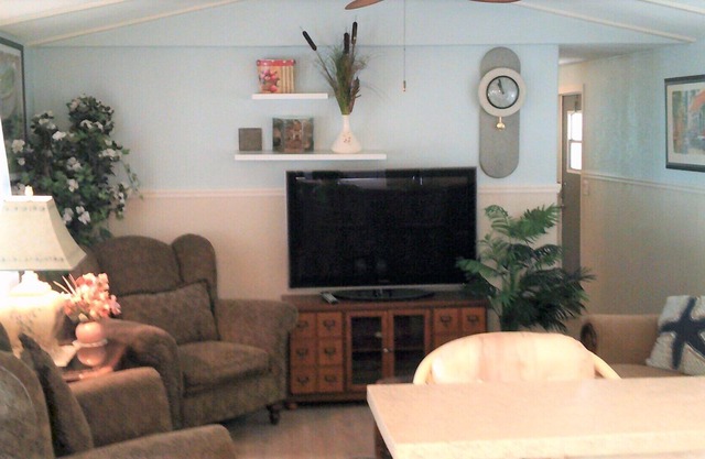 Fully furnished warm Florida retreat in a quiet park close to Florida Fun spots