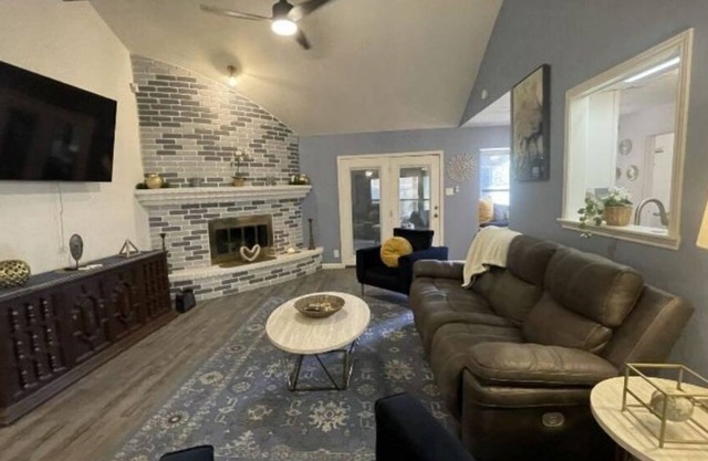 Fully Furnished1-Level Home in a Quiet Neighborhood, near Randolph AFB.