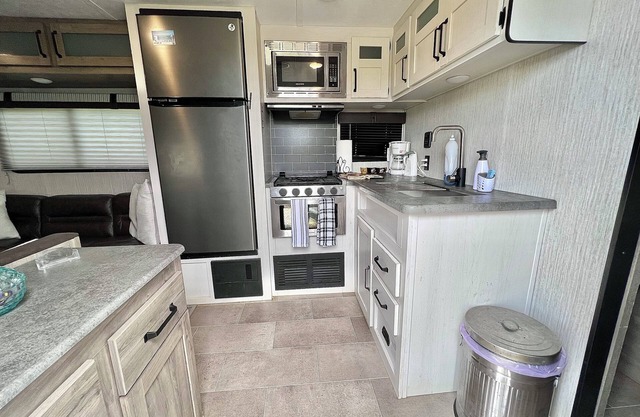 Camper completamente equipado en un lote privado. ¡Tremenda ubicación!