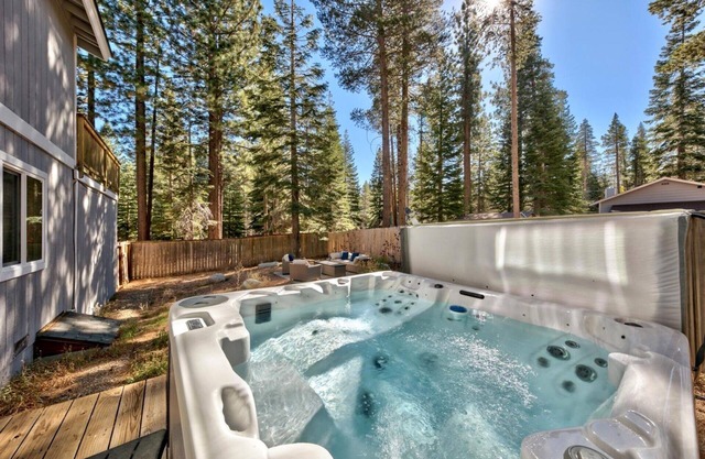 Fully Remodeled, Hot Tub, Game Room, 10 Guests + Extra Kids 5 Years Old and Younger, Pet Friendly