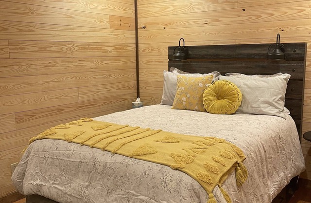 Fully remodeled cabin minutes from Walls of Jericho, Circle E, The Glass House