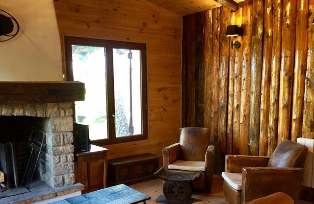 Chalet totalmente reformado con terraza y chimenea, piscina y acceso a tenis.