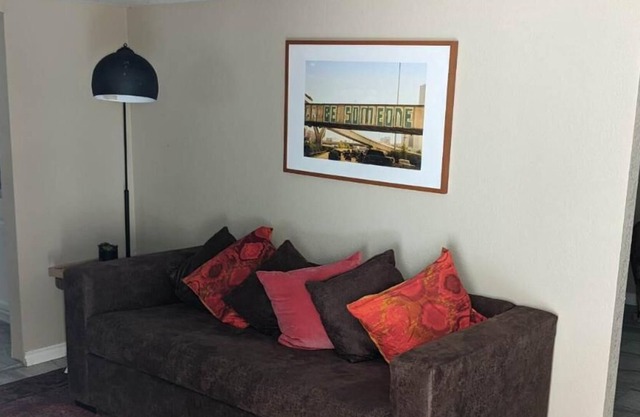 Fully renovated 1 bedroom rental, 10 minutes away from the beach!