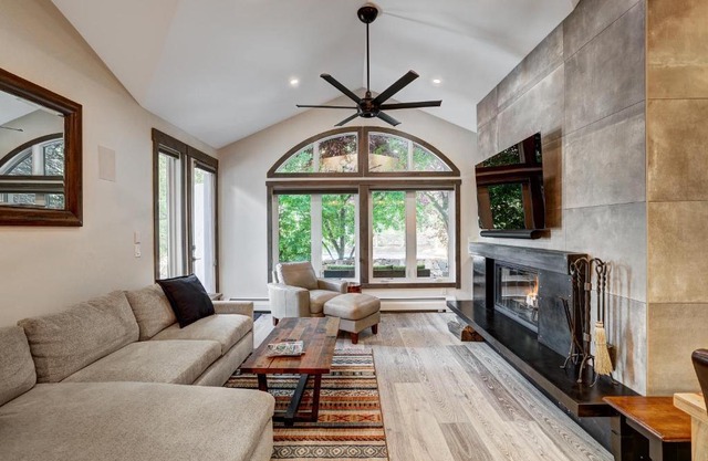 Fully Renovated 2 Bedroom in Arrowhead Village! condo