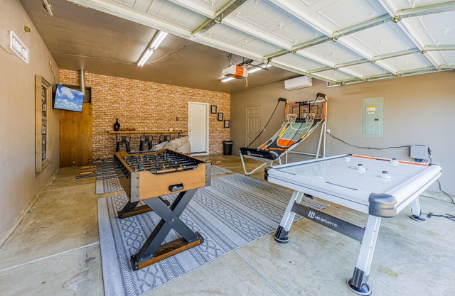 Fully renovated 4 bedroom 3 bath house that sleeps 15. Hot tub. Garage game room