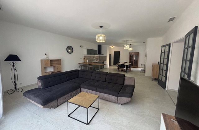 Fully renovated, air-conditioned 6-person apartment