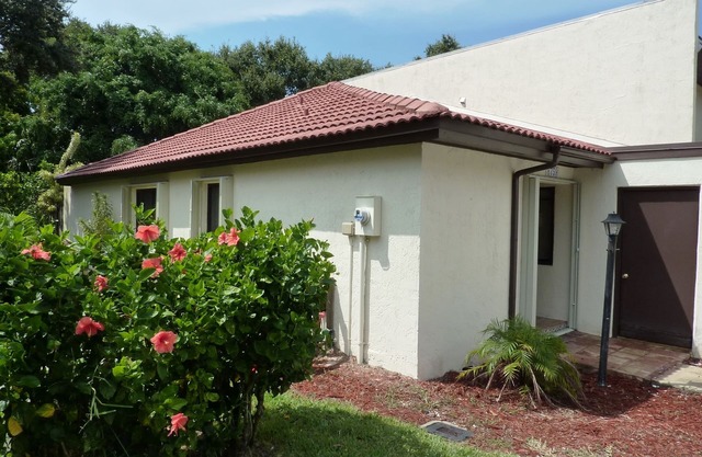 Totalmente renovado moderna Beachside 2/2 comunidad cerrada Ocean Woods Florida