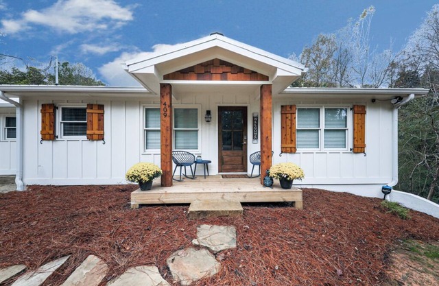 Fully Renovated Ranch Home 1/2 mi from Charming downtown Ball Ground