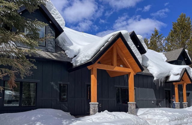 Fully renovated & stylish home with bikes, kayaks, patio, bunk room, fireplace