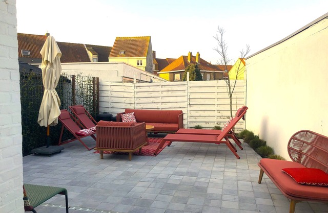 Fully renovated vacation home, 10bed. 650m from Seawall. NOT a group of young people!