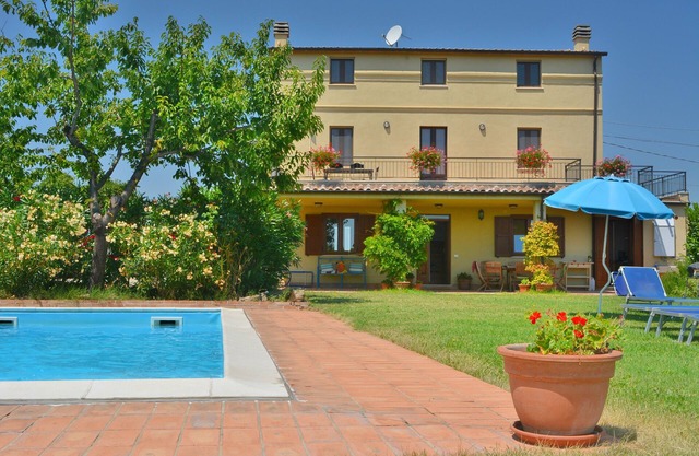 Villa rural totalmente restaurada con piscina en jardines privados.