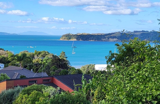 Fully self contained guest suite, beautiful sea views. 7 minutes walk to beach