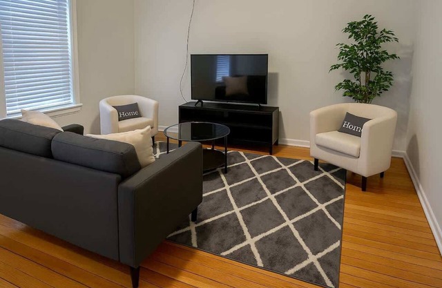 Fully Set Up 3BR w/ Big Kitchen