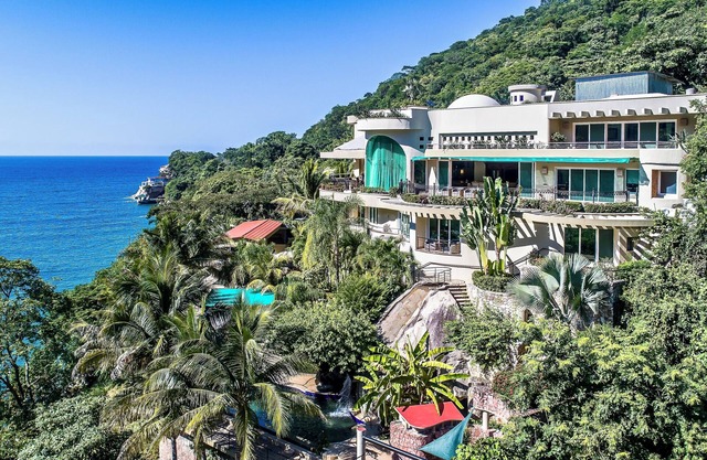 Villa de lujo frente a la playa con personal completo