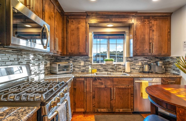 Fully Updated 3 BDR Seaside Home Minutes to Beach!