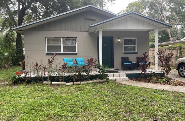Fun 2 bedrm house.Free parking, family ok, Gator games