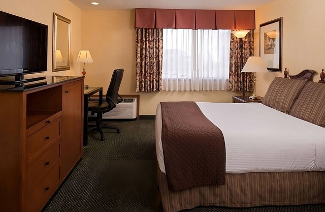 Fun at Gesa Carousel of Dreams! Family-friendly Unit, w/ Outdoor Pool & Parking!