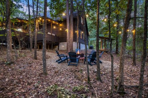 FUN Cabin: Tetherball, Spa, Pool Tables, Games!