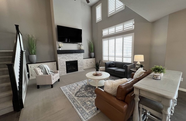 Fun clean 5BR w/2 kitchens, 5 kings