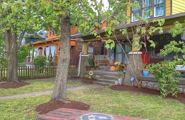 Acogedor bungalow con terraza, parrilla, hoguera, vistas a la ciudad y accesible al centro