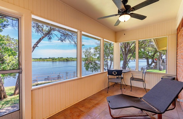 Fun-Filled Lakeside Retro Retreat!