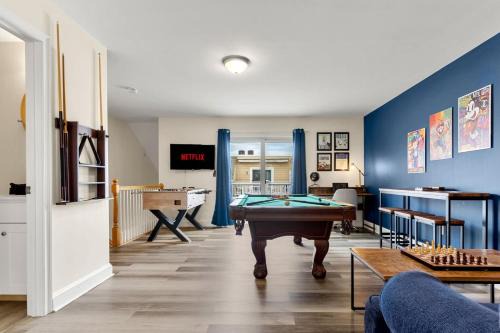 Fun Game Room Steps to Beach 2 Level Lux Condo