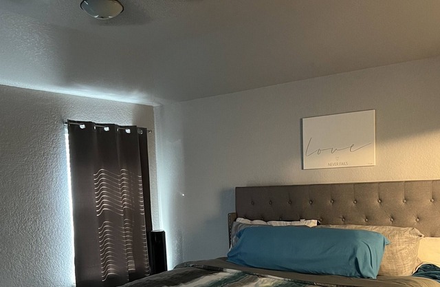 Fun, relaxing 5 bedroom home with free parking