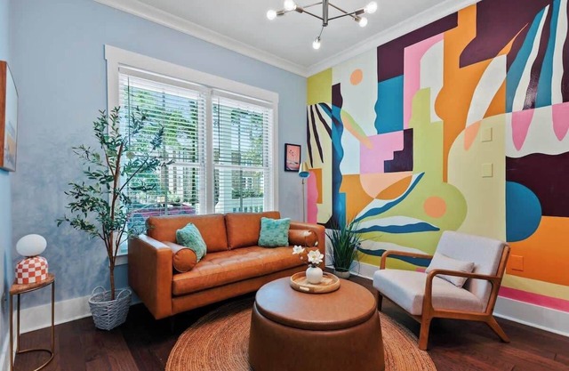 Fun & Renovated Artsy Downtown Apt Dog Friendly with Fully Fenced Backyard and P