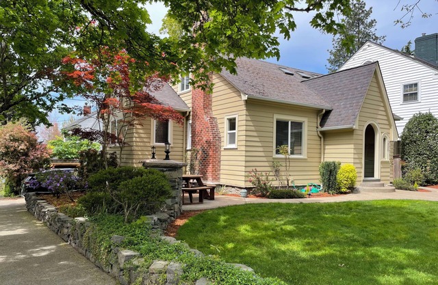 Fun, Stylish Remodeled 3 Bedroom Home. 3 Blocks from UofO