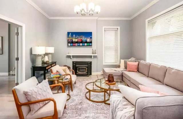 Fun upscale oasis w/hot tub near OSU & Short North