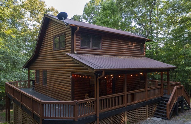 Fun Woodsy Cabin! Hot Tub, Game Room, Fire Pit! In the Aska Adventure Area