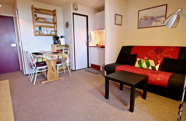 Functional Studio Cabin for 4, South-Facing Balcony, Ski-In/Ski-Out