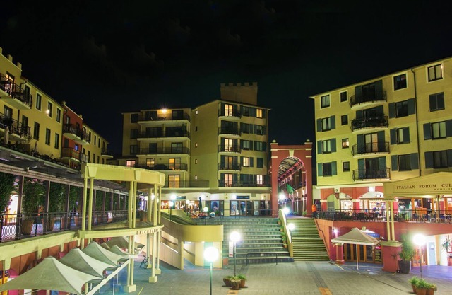 Apartamento moderno justo encima de las mejores tiendas, restaurantes y boutiques.
