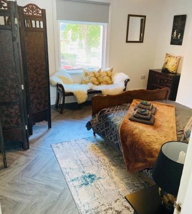Funky cozy cottage with outside space