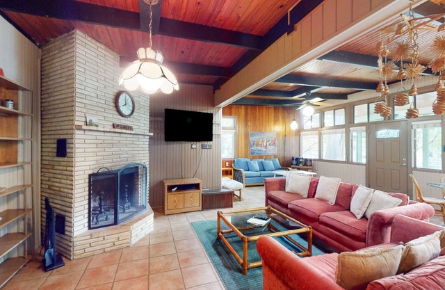 Funshine | Riverfront house in Mc Queeney with guest house, river views, grill