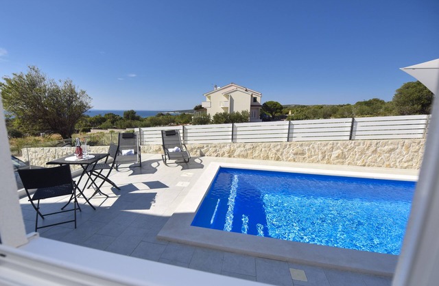 Funtastic C Apartment with Pool and Terrace